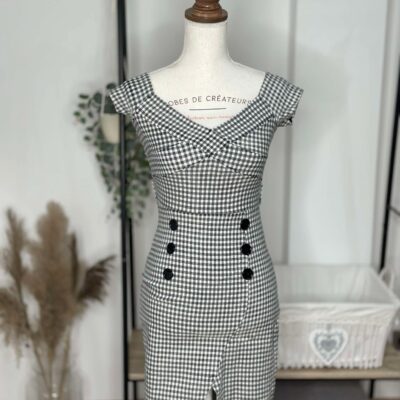 Robe Crayon à Carreaux – Encolure Croisée & Boutonnage Décoratif