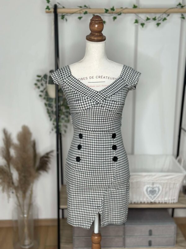 Robe Crayon à Carreaux – Encolure Croisée & Boutonnage Décoratif