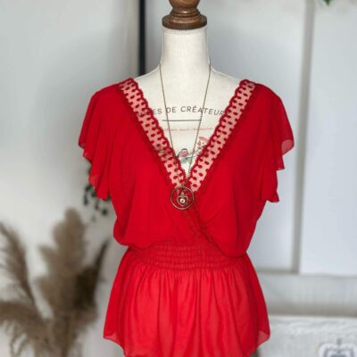 Blouse Rouge Évasée – Décolleté Dentelle & Collier Amovible