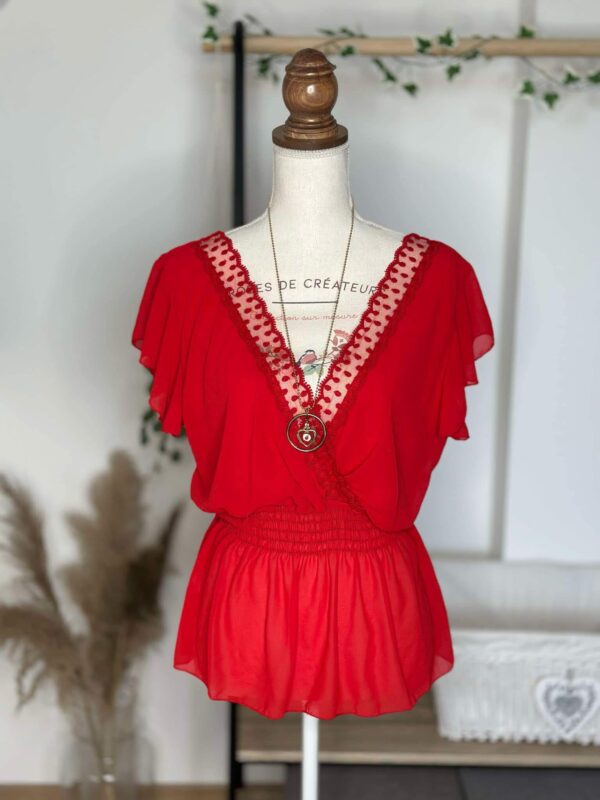 Blouse Rouge Évasée – Décolleté Dentelle & Collier Amovible