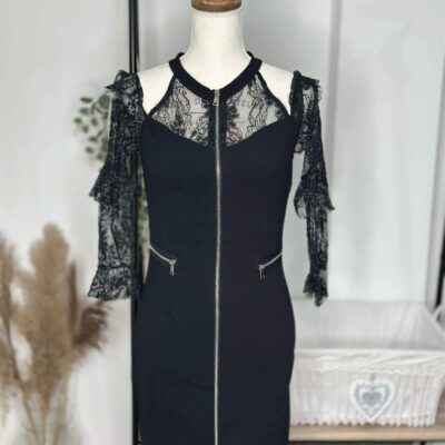 Robe noire chic à manches dentelle