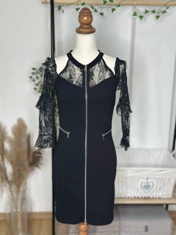 Robe noire chic à manches dentelle